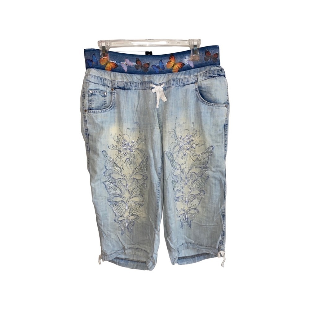 𝅺SEXY Washed Off Cropped Jeans with Rhinestone Detail